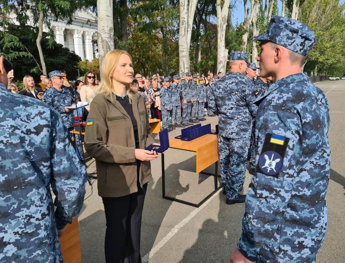 Олена Кондратюк разом із латвійськими благодійниками передала автобуси та гуманітарну допомогу ліцеїстам Одеського Військово-морського ліцею