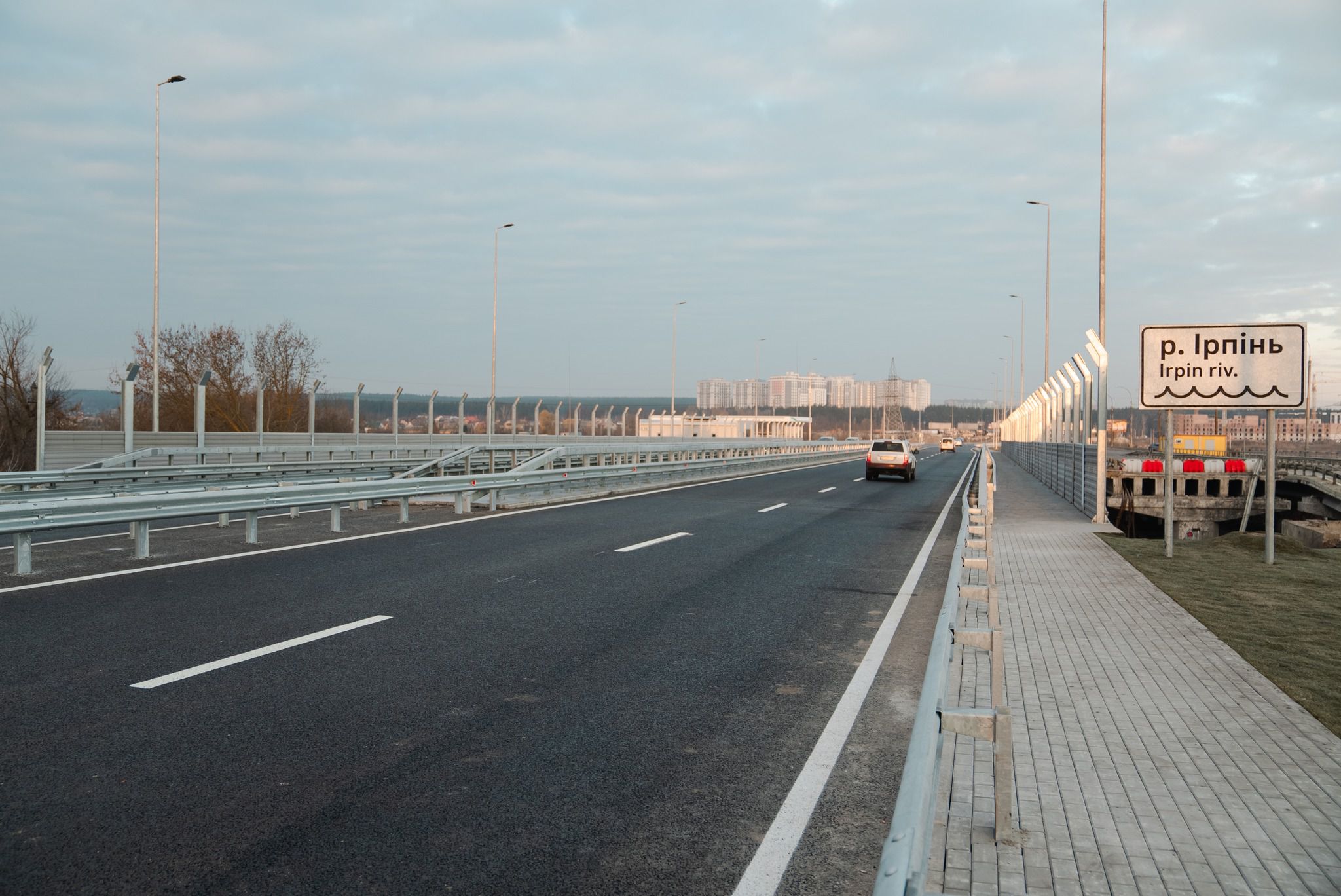 Стабільний рух новим мостом через річку Ірпінь