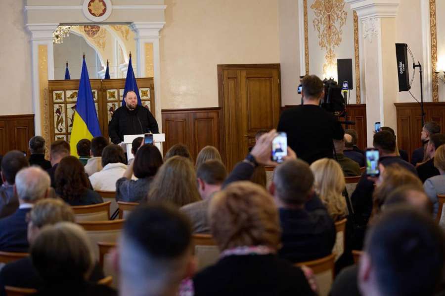 Спікер Парламенту України Руслан Стефанчук нагородив відзнаками Верховної Ради України науковців, лікарів і волонтерів