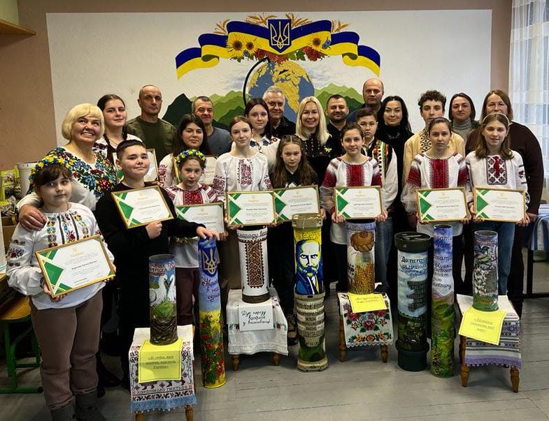 Ліцеїсти розмальовують гільзи і допомагають військовим