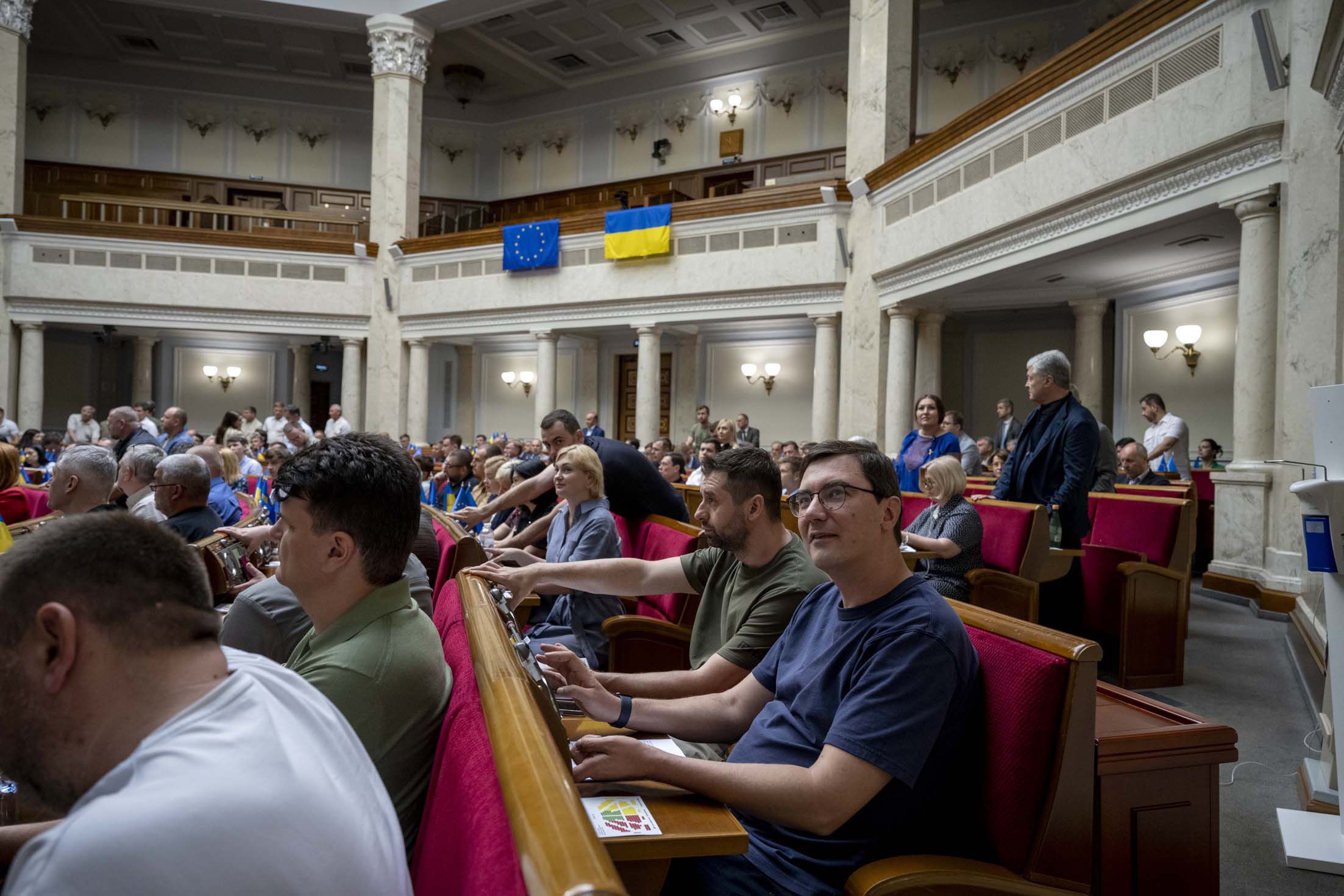 Верховна Рада України на пленарному засіданні 5 червня прийняла  шість законів і шість законопроєктів