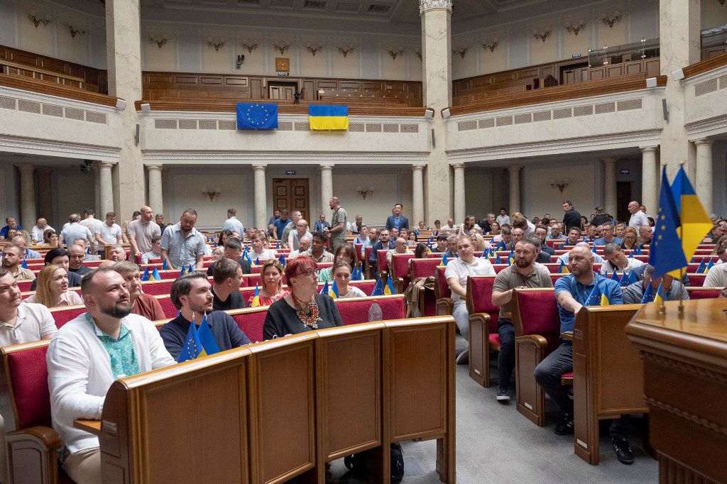 Щодо вдосконалення кримінальної відповідальності за злочини проти встановленого порядку несення або проходження військової служби під час дії воєнного стану