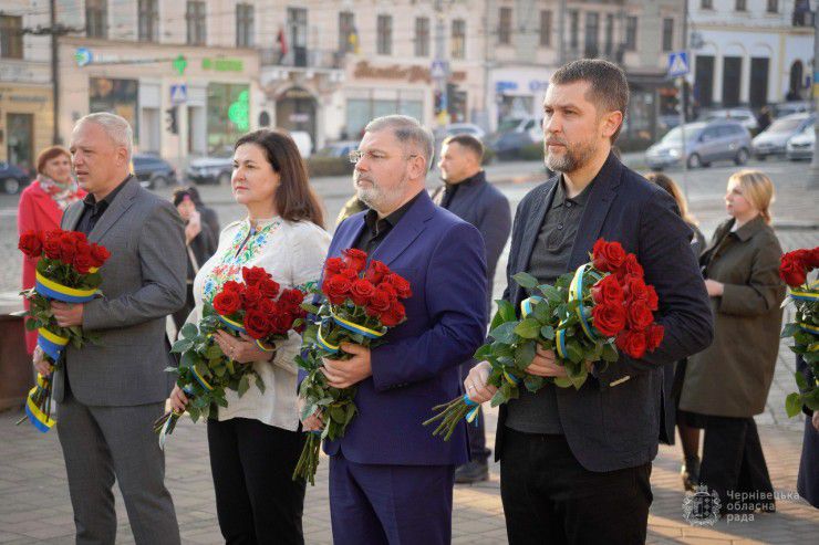 Посол Євросоюзу вшанувала разом з чернівчанами загиблих від російської агресії