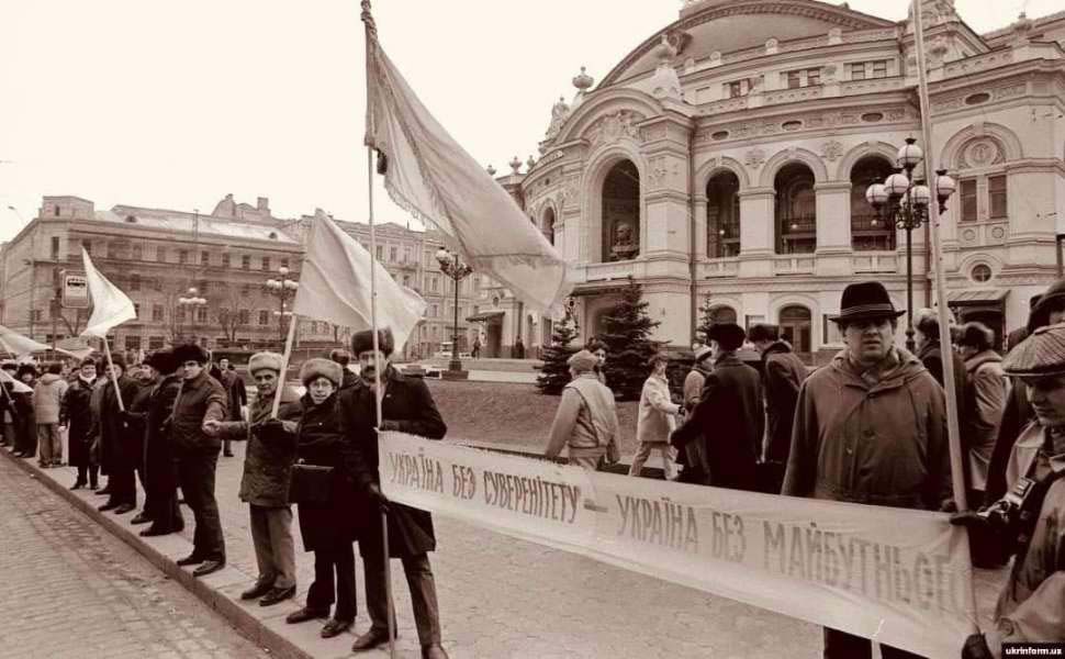 35 років тому більш як мільйон  українців узялися за руки, створивши Живий ланцюг Соборності