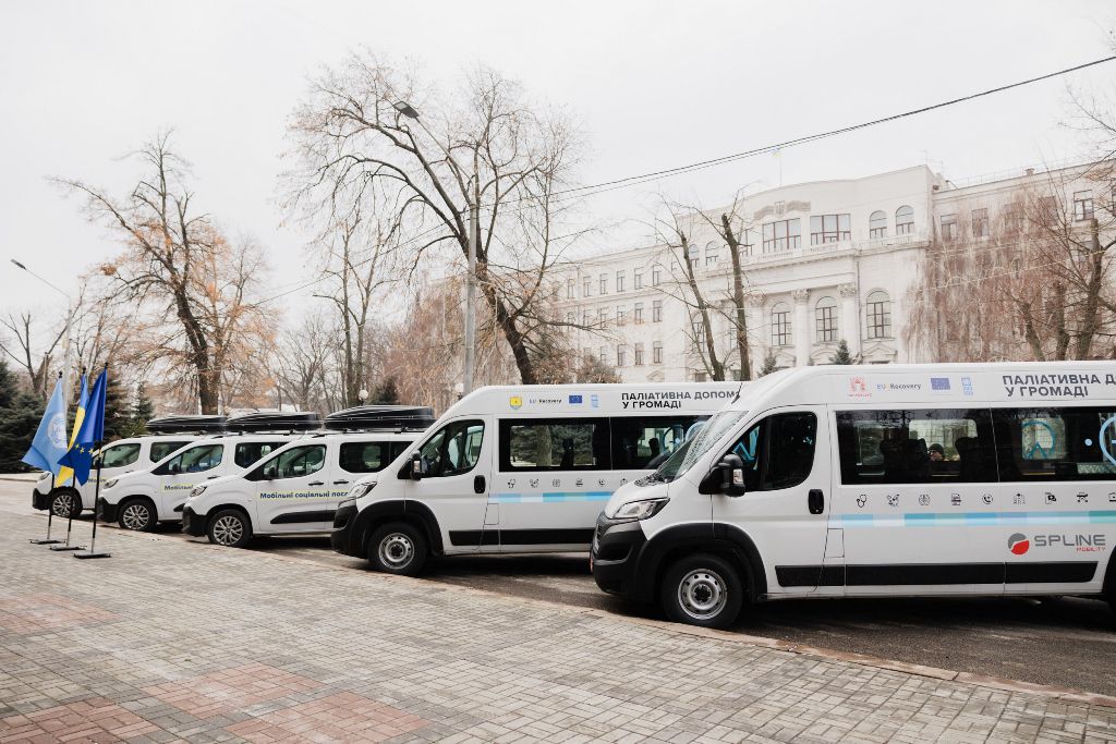 Лікарні Дніпропетровщини та центр соціальної адаптації отримали автівки від міжнародних партнерів