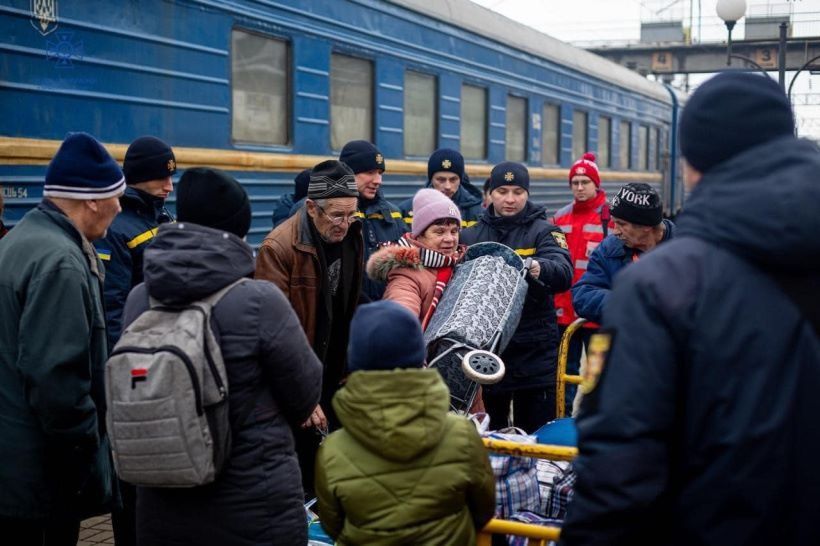 Як відбувається евакуація донеччан до більш безпечних регіонів країни