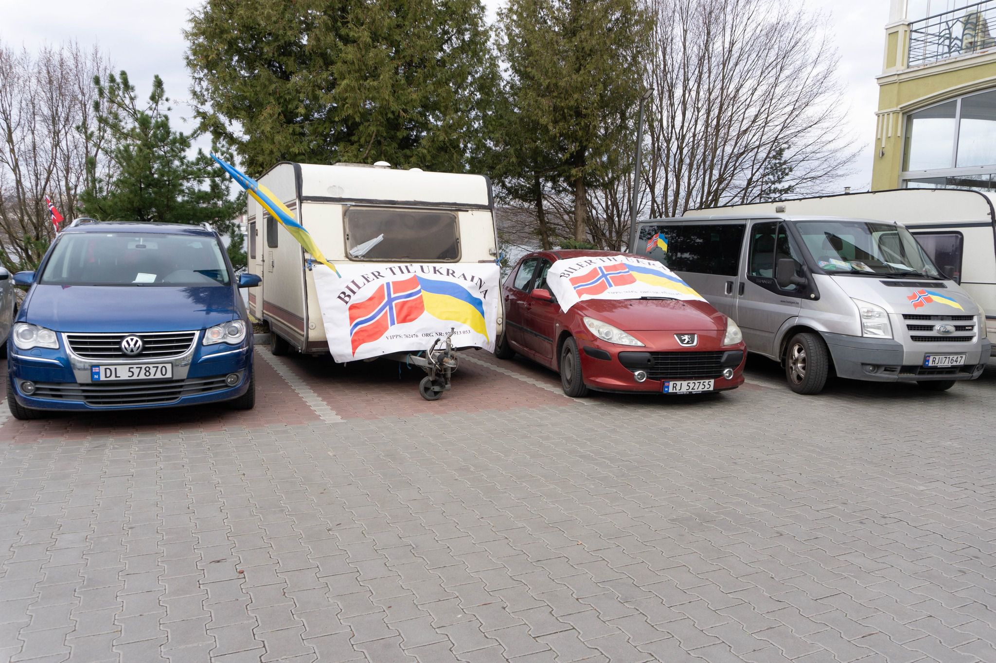 Сьогодні в Тернополі передали шість автомобілів для Збройних Сил України 