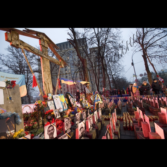 Київ, Майдан Незалежності
Голова ВР України Володимир Гройсман, Президент України Петро Порошенко, Прем’єр-міністр України Арсеній Яценюк разом з Майданом вшанували пам’ять Героїв Небесної сотні. 
