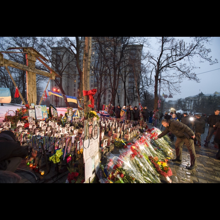 Київ, Майдан Незалежності
Голова ВР України Володимир Гройсман, Президент України Петро Порошенко, Прем’єр-міністр України Арсеній Яценюк разом з Майданом вшанували пам’ять Героїв Небесної сотні. 
