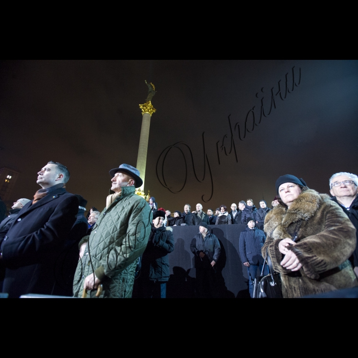 Київ, Майдан Незалежності
Голова ВР України Володимир Гройсман, Президент України Петро Порошенко, Прем’єр-міністр України Арсеній Яценюк разом з Майданом вшанували пам’ять Героїв Небесної сотні. 
