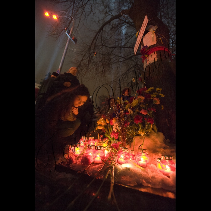 Київ, Майдан Незалежності
Голова ВР України Володимир Гройсман, Президент України Петро Порошенко, Прем’єр-міністр України Арсеній Яценюк разом з Майданом вшанували пам’ять Героїв Небесної сотні. 
