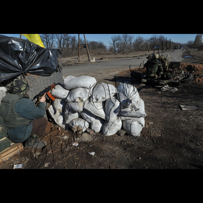 За крайнім блокпостом українських військ на нейтральній території перед Дебальцево під час спільної операції військової розвідки та представника МВС України при допомозі  радника голови Української спілки ветеранів Афганістану Іси Курамагамедова сепаратисти  віддали нашим 13 тіл українських героїв, які були розстріляні при виході з Дебальцево.