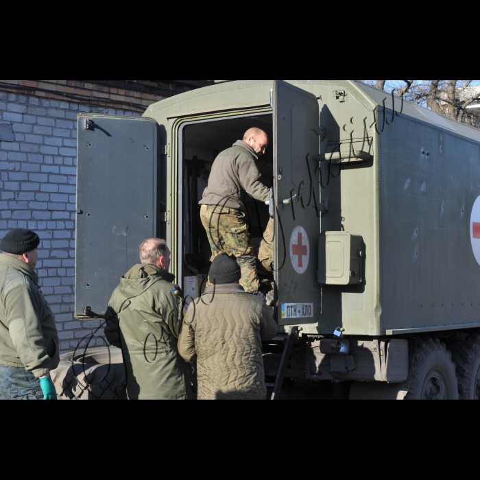 За крайнім блокпостом українських військ на нейтральній території перед Дебальцево під час спільної операції військової розвідки та представника МВС України при допомозі  радника голови Української спілки ветеранів Афганістану Іси Курамагамедова сепаратисти  віддали нашим 13 тіл українських героїв, які були розстріляні при виході з Дебальцево.