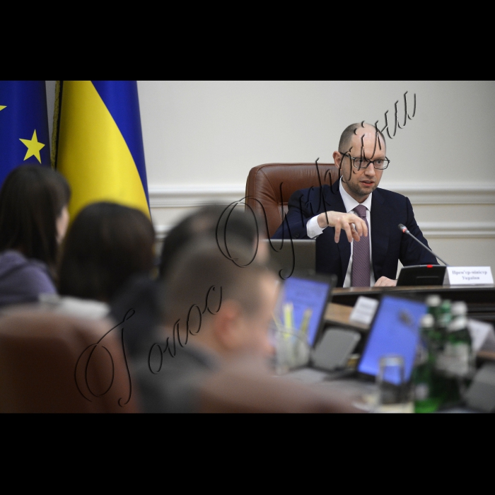 Київ. 
Під головуванням Прем’єр-міністра України Арсенія Яценюка відбулося засідання уряду.