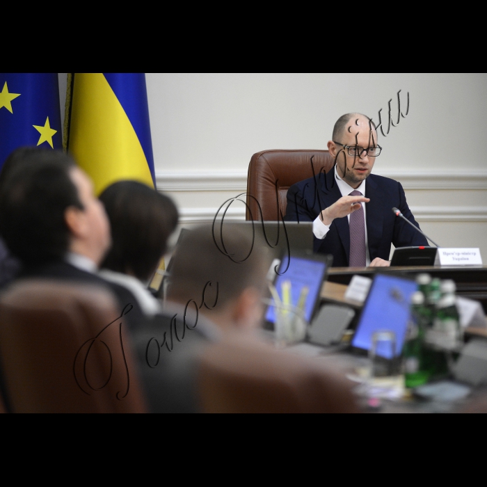 Київ. 
Під головуванням Прем’єр-міністра України Арсенія Яценюка відбулося засідання уряду.