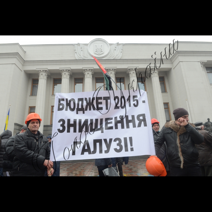 Біля Верховної Ради України Профспілка працівників вугільної промисловості України провела акцію протесту, у якій взяли  участь понад 1000 шахтарів. Вони вимагали внесення до Держбюджету України на 2015 рік видатків на фінансування вугільної галузі та відновлення соціальних гарантій працівникам вугільної промисловості. 