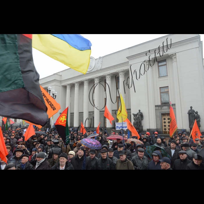 Біля Верховної Ради України Профспілка працівників вугільної промисловості України провела акцію протесту, у якій взяли  участь понад 1000 шахтарів. Вони вимагали внесення до Держбюджету України на 2015 рік видатків на фінансування вугільної галузі та відновлення соціальних гарантій працівникам вугільної промисловості. 