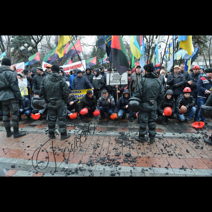 Біля Верховної Ради України Профспілка працівників вугільної промисловості України провела акцію протесту, у якій взяли  участь понад 1000 шахтарів. Вони вимагали внесення до Держбюджету України на 2015 рік видатків на фінансування вугільної галузі та відновлення соціальних гарантій працівникам вугільної промисловості. 