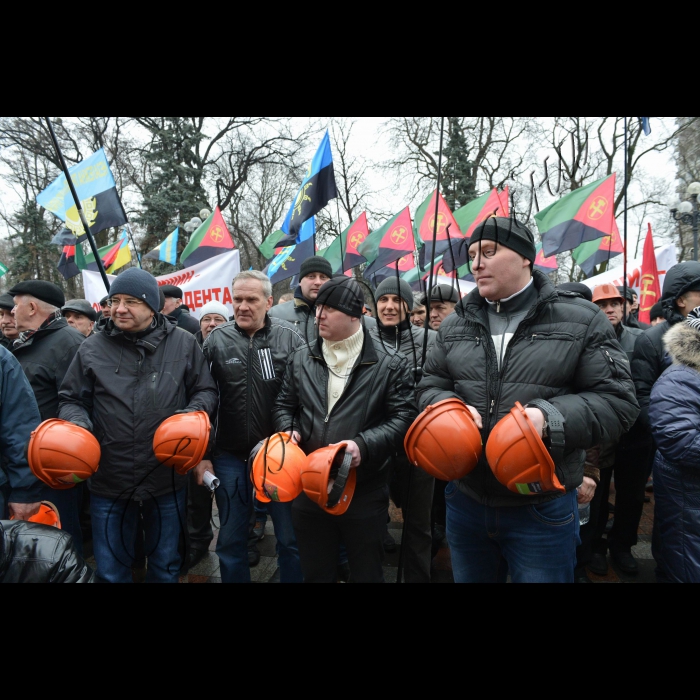 Біля Верховної Ради України Профспілка працівників вугільної промисловості України провела акцію протесту, у якій взяли  участь понад 1000 шахтарів. Вони вимагали внесення до Держбюджету України на 2015 рік видатків на фінансування вугільної галузі та відновлення соціальних гарантій працівникам вугільної промисловості. 