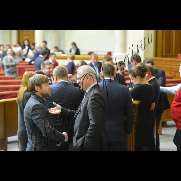 Цього дня мало відбутися позачергове засідання Верховної Ради. 
Поки тривали консультації, фракція Радикальної партії заблокувала трибуну. Попередньо засідання повинно відкритися о 17.00.
