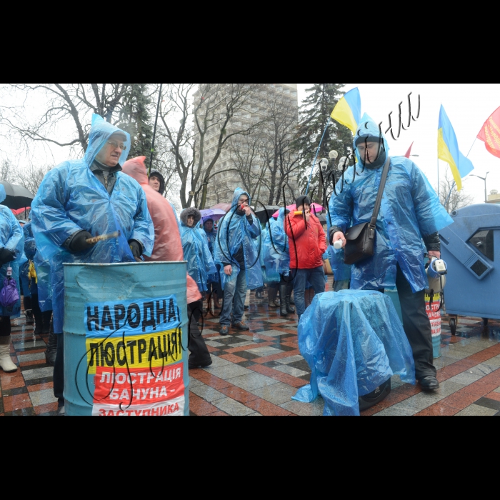 Біля  Верховної Ради України відбувся санкціонований мітинг. Активісти звернуться до депутатів Верховної Ради з вимогами створити Тимчасову слідчу комісію з розслідування злочинів екс-генпрокурора В.Яреми та його заступника О.Бачуна. Організатори: ГО «Народний люстратор», Житомирська кондитерська фабрика.  