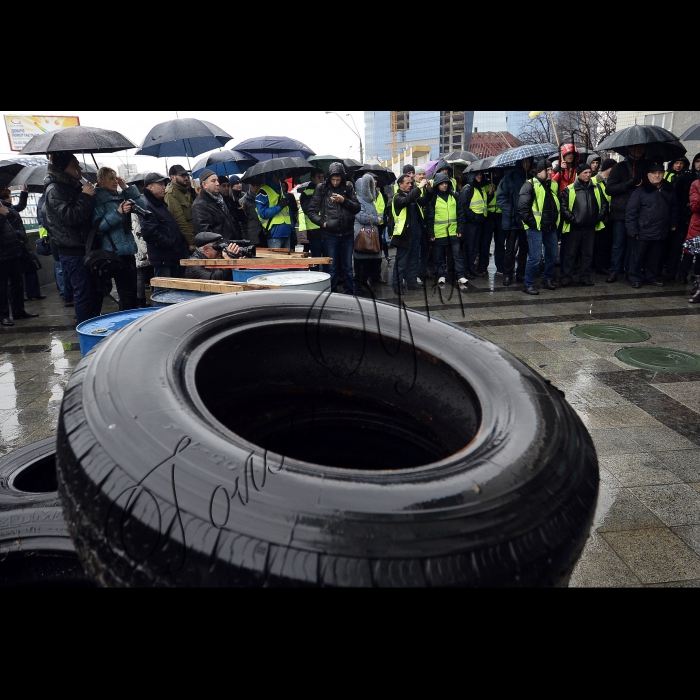 Біля Міністерства Інфраструктури ВГО «Автомайдан», Профспілка аеропорту «Бориспіль», Асоціація  авіапідприємств України провели спільну акцію протесту. Серед вимог: проведення справедливого конкурсу на посаду директора аеропорту «Бориспіль»; звільнення голови Державіаслужби України Дениса Антонюка;  негайне підписання Угоди «про відкрите небо».