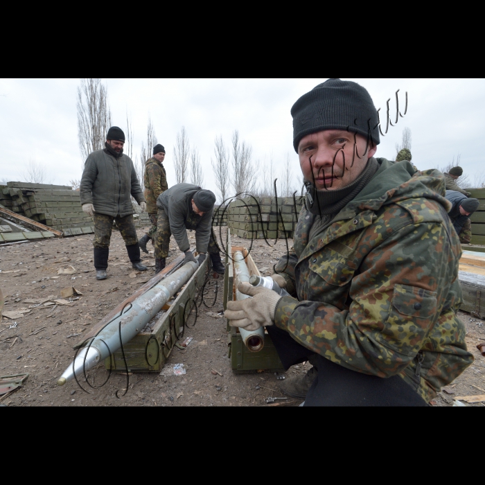 Артемівськ, Донецька область.
Підрозділ реактивної артилерії з Житомирщини.
Хоч вогонь нині й не ведеться, але машини постійно повинні бути заряджені й готові до бою. 
На фото: Артилеристи-реактивники заряджають БМ-21 «Град».
