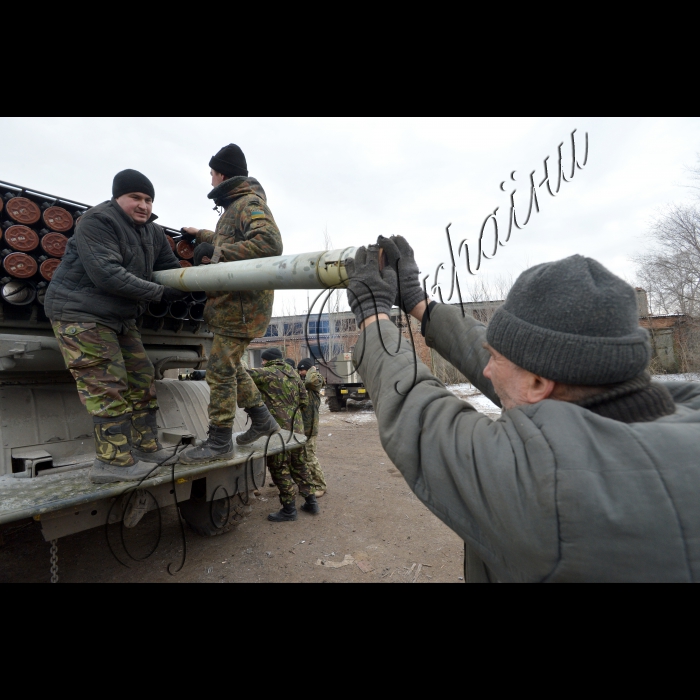 Артемівськ, Донецька область.
Підрозділ реактивної артилерії з Житомирщини.
Хоч вогонь нині й не ведеться, але машини постійно повинні бути заряджені й готові до бою. 
На фото: Артилеристи-реактивники заряджають БМ-21 «Град».
