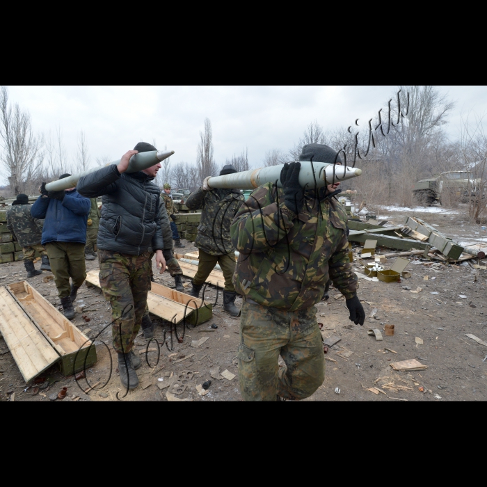 Артемівськ, Донецька область.
Підрозділ реактивної артилерії з Житомирщини.
Хоч вогонь нині й не ведеться, але машини постійно повинні бути заряджені й готові до бою. 
На фото: Артилеристи-реактивники заряджають БМ-21 «Град».
