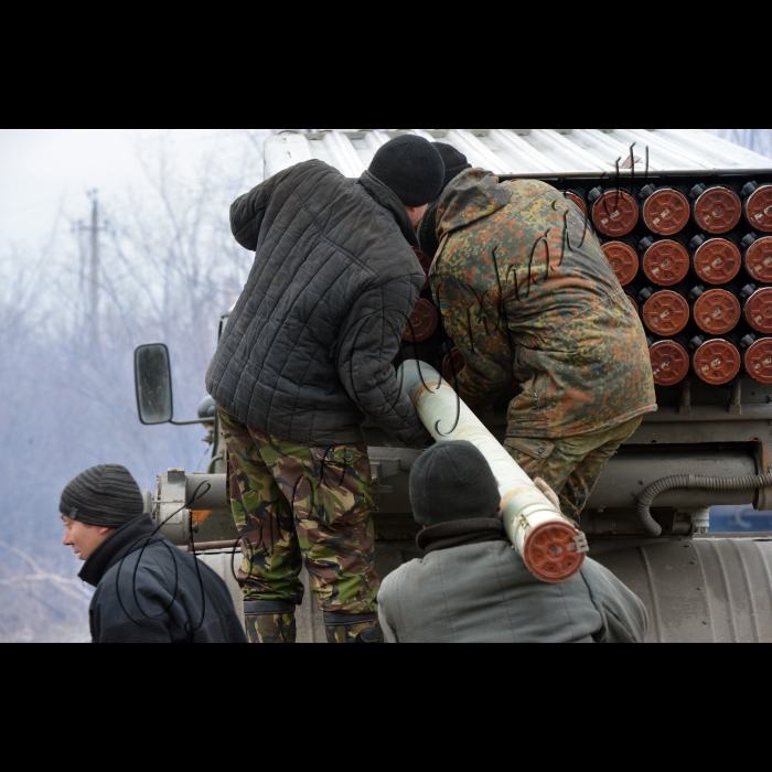 Артемівськ, Донецька область.
Підрозділ реактивної артилерії з Житомирщини.
Хоч вогонь нині й не ведеться, але машини постійно повинні бути заряджені й готові до бою. 
На фото: Артилеристи-реактивники заряджають БМ-21 «Град».
