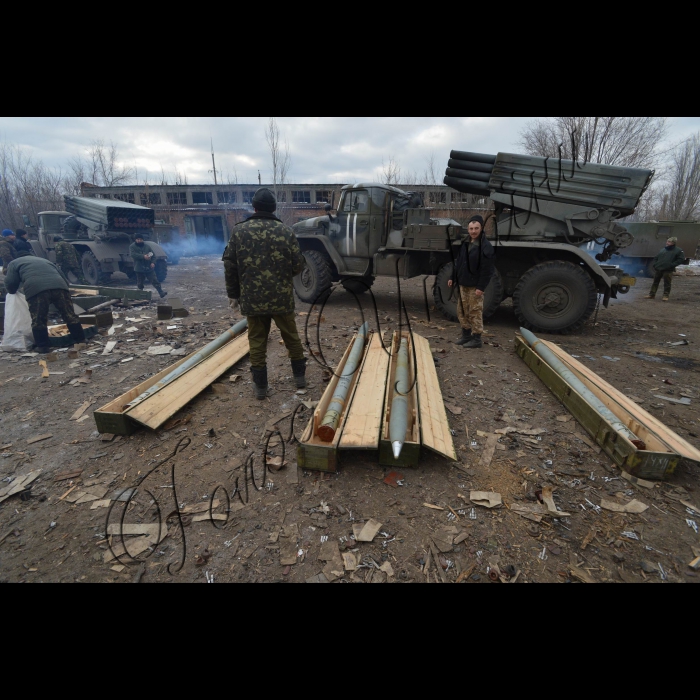 Артемівськ, Донецька область.
Підрозділ реактивної артилерії з Житомирщини.
Хоч вогонь нині й не ведеться, але машини постійно повинні бути заряджені й готові до бою. 
На фото: Артилеристи-реактивники заряджають БМ-21 «Град».
