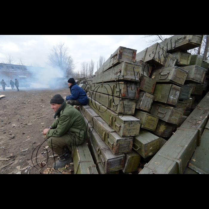 Артемівськ, Донецька область.
Підрозділ реактивної артилерії з Житомирщини.
Хоч вогонь нині й не ведеться, але машини постійно повинні бути заряджені й готові до бою. 
На фото: Артилеристи-реактивники заряджають БМ-21 «Град».
