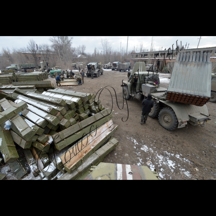 Артемівськ, Донецька область.
Підрозділ реактивної артилерії з Житомирщини.
Хоч вогонь нині й не ведеться, але машини постійно повинні бути заряджені й готові до бою. 
На фото: Артилеристи-реактивники заряджають БМ-21 «Град».
