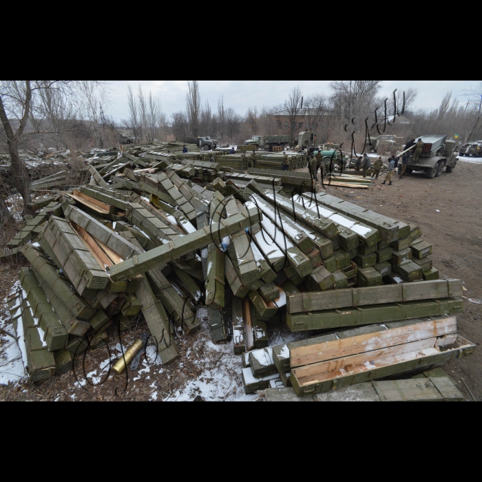 Артемівськ, Донецька область.
Підрозділ реактивної артилерії з Житомирщини.
Хоч вогонь нині й не ведеться, але машини постійно повинні бути заряджені й готові до бою. 
На фото: Артилеристи-реактивники заряджають БМ-21 «Град».
