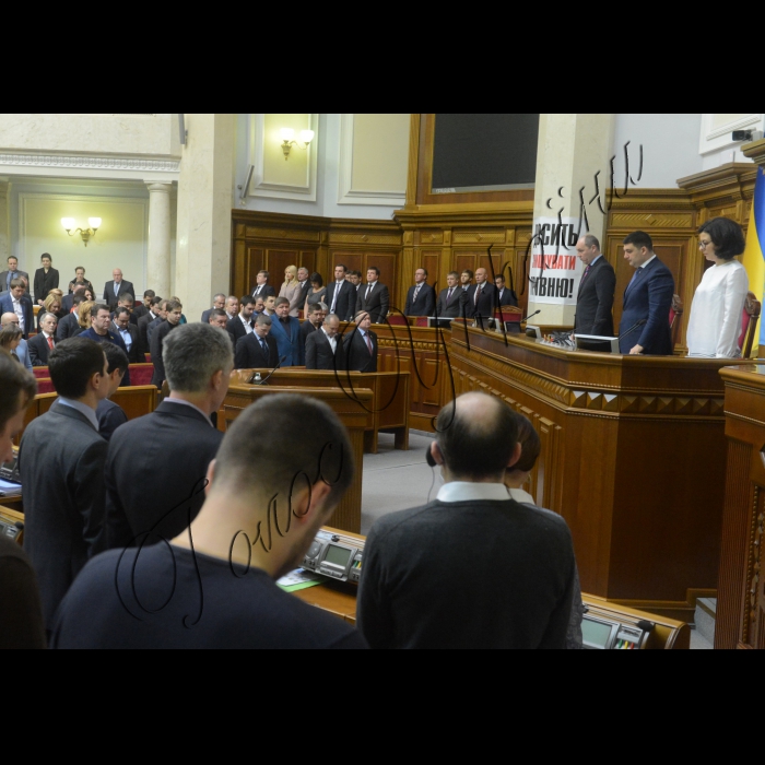 Пленарне засідання Верховної Ради.
Хвилина мовчання за загиблими на шахті імені Засядька.