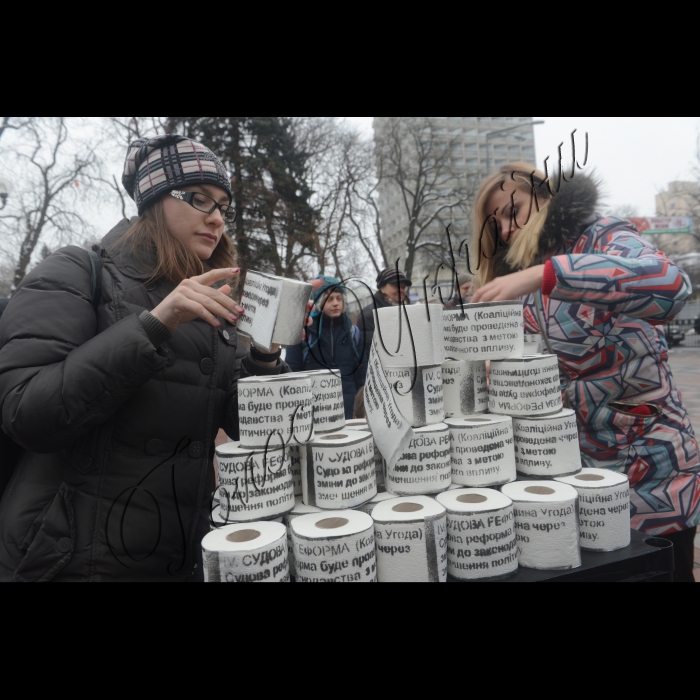 Біля ВРУ відбулася акція  «Якщо любиш, відпусти…» . Представники Реанімаційного Пакету Реформ та всі противники політичного впливу на суддівський корпус презентували парламентарям туалетний папір, на якому зазначено текст Коаліційної Угоди: «Ми (народні депутати) створимо некорумповану, ефективну і незалежну систему правосуддя. Судова реформа буде проведена через невідкладні зміни до законодавства з метою зменшення політичного впливу».  Експерти Реанімаційного Пакету Реформ закликали депутатів ухвалити законопроект №1497, який виключає можливість політично-вмотивованих рішень суддів 