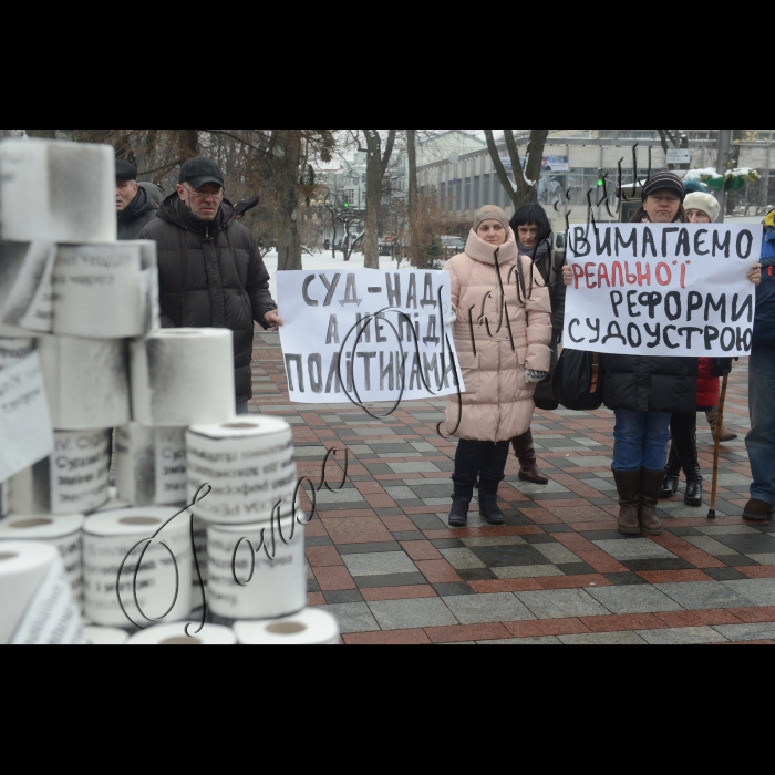 Біля ВРУ відбулася акція  «Якщо любиш, відпусти…» . Представники Реанімаційного Пакету Реформ та всі противники політичного впливу на суддівський корпус презентували парламентарям туалетний папір, на якому зазначено текст Коаліційної Угоди: «Ми (народні депутати) створимо некорумповану, ефективну і незалежну систему правосуддя. Судова реформа буде проведена через невідкладні зміни до законодавства з метою зменшення політичного впливу».  Експерти Реанімаційного Пакету Реформ закликали депутатів ухвалити законопроект №1497, який виключає можливість політично-вмотивованих рішень суддів 