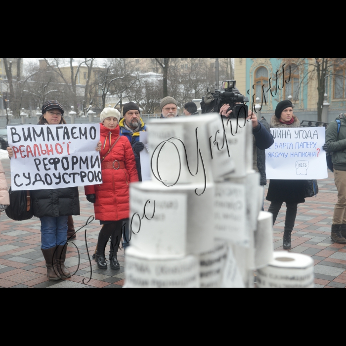 Біля ВРУ відбулася акція  «Якщо любиш, відпусти…» . Представники Реанімаційного Пакету Реформ та всі противники політичного впливу на суддівський корпус презентували парламентарям туалетний папір, на якому зазначено текст Коаліційної Угоди: «Ми (народні депутати) створимо некорумповану, ефективну і незалежну систему правосуддя. Судова реформа буде проведена через невідкладні зміни до законодавства з метою зменшення політичного впливу».  Експерти Реанімаційного Пакету Реформ закликали депутатів ухвалити законопроект №1497, який виключає можливість політично-вмотивованих рішень суддів 