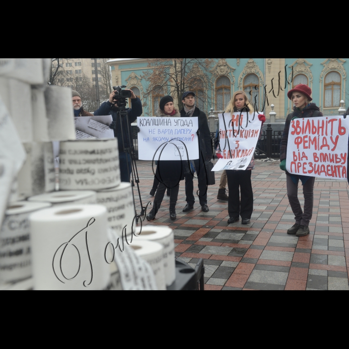 Біля ВРУ відбулася акція  «Якщо любиш, відпусти…» . Представники Реанімаційного Пакету Реформ та всі противники політичного впливу на суддівський корпус презентували парламентарям туалетний папір, на якому зазначено текст Коаліційної Угоди: «Ми (народні депутати) створимо некорумповану, ефективну і незалежну систему правосуддя. Судова реформа буде проведена через невідкладні зміни до законодавства з метою зменшення політичного впливу».  Експерти Реанімаційного Пакету Реформ закликали депутатів ухвалити законопроект №1497, який виключає можливість політично-вмотивованих рішень суддів 