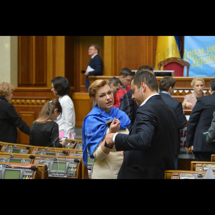 Пленарне засідання Верховної Ради України
Засідання Верховної Ради перенесено на 16 годину.
Про це повідомила віце-спікер Оксана Сироїд.
За інформацією джерел, лідери фракцій разом з головою ВР Володимиром Гройсманом та секретарем РНБО Олександром Турчиновим поїдуть до Адміністрації президента на консультації з Петром Порошенком щодо закону про особливий порядок місцевого самоврядування у деяких районах Донбасу.
Каменем спотикання стали запропоновані президентом зміни до закону, якими пропонується встановити порядок самоврядування в деяких районах лише після проведення там легітимних виборів за українським законодавством.
Оксана Продан, Тарас Пастух