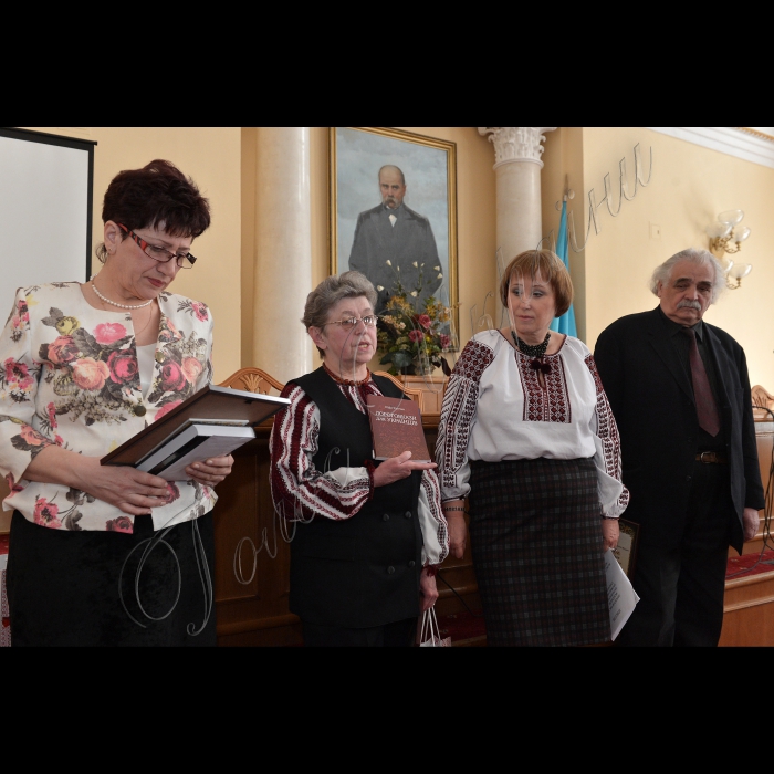 Київ. У актовому залі Інституту філології КНУ імені Тараса Шевченка Міжнародний благодійний фонд імені Ярослава Мудрого нагородив лауреатів премії імені Ірини Калинець за 2015 рік.