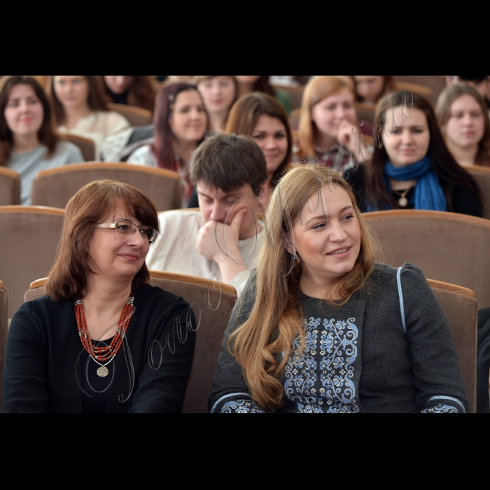 Київ. У актовому залі Інституту філології КНУ імені Тараса Шевченка Міжнародний благодійний фонд імені Ярослава Мудрого нагородив лауреатів премії імені Ірини Калинець за 2015 рік.
Народний депутат України Оксана Юринець, дочка письменниці Дзвінка Калинець-Мамчур.