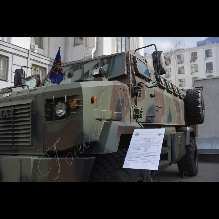 Біля Кабміну презентовано нову техніку для Нацгвардії.  