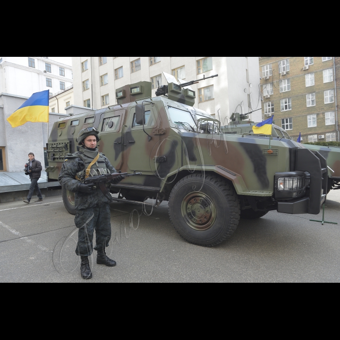 Біля Кабміну презентовано нову техніку для Нацгвардії.  