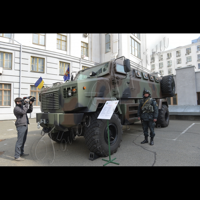 Біля Кабміну презентовано нову техніку для Нацгвардії.  