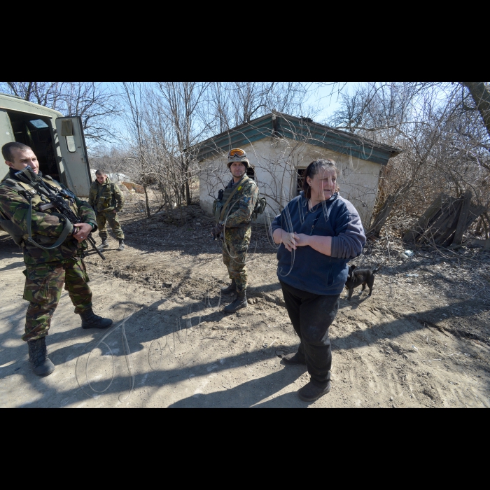 Донецька область. Село Луганське поблизу Дебальцевого. 
9-та рота 3-го батальйону 30-ї бригади.
Місцеві жителі просять бійців перевірити поля на наявність мін. Адже скоро вже худобу виганяти на пасовиська.