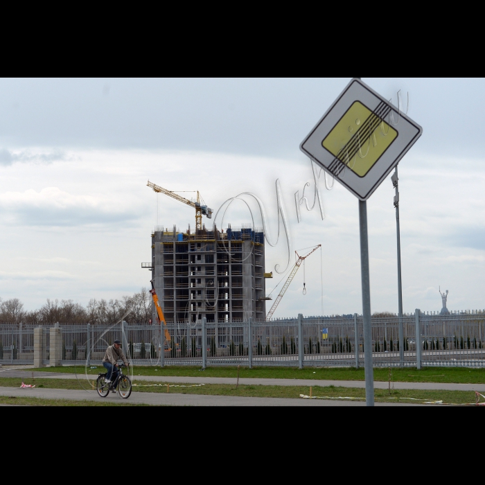 Київ. 
Cкандальна незаконна забудова біля берега Дніпра по вул. Микільська Слобідка.