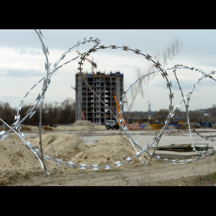 Київ. 
Cкандальна незаконна забудова біля берега Дніпра по вул. Микільська Слобідка.