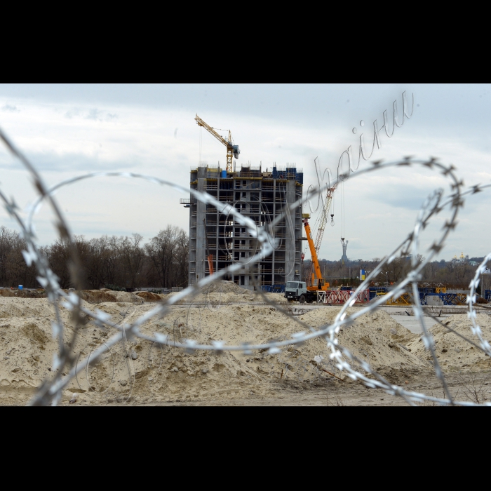 Київ. 
Cкандальна незаконна забудова біля берега Дніпра по вул. Микільська Слобідка.