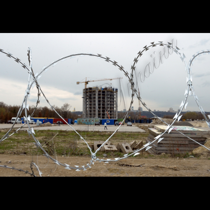 Київ. 
Cкандальна незаконна забудова біля берега Дніпра по вул. Микільська Слобідка.